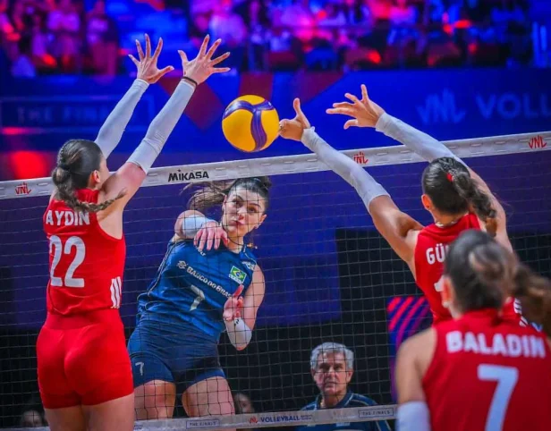 Brasil perde para a Turquia e fica com a prata da VNL pela quinta vez