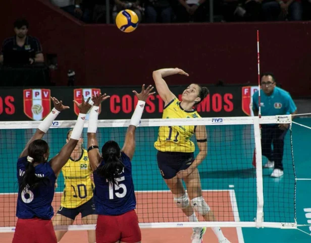 Karina fratura tornozelo e pode parar por 3 meses