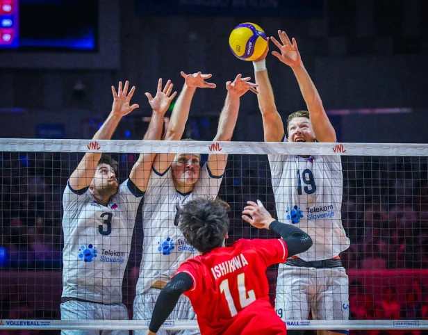Eslovênia bate o Japão e comemora sua primeira medalha na história da VNL