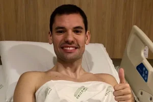 Gustavo, do Sada Cruzeiro, em mesa de cirurgia