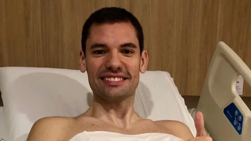 Gustavo, do Sada Cruzeiro, em mesa de cirurgia