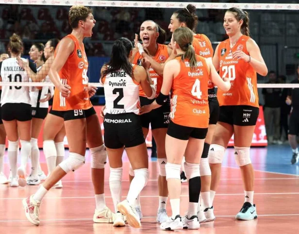Eczacibasi e Vakifbank vencem na preparação para a temporada