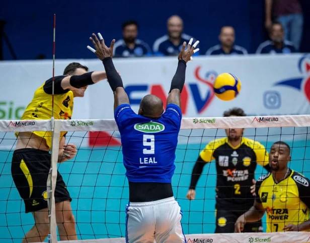 Sada Cruzeiro supera o Praia em duelo das viradas pelo Mineiro