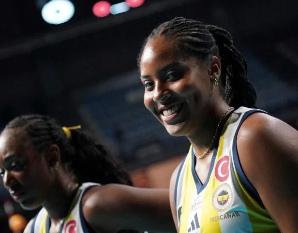Fenerbahce vira sobre o Eczacibasi. Ana Cristina lidera reação